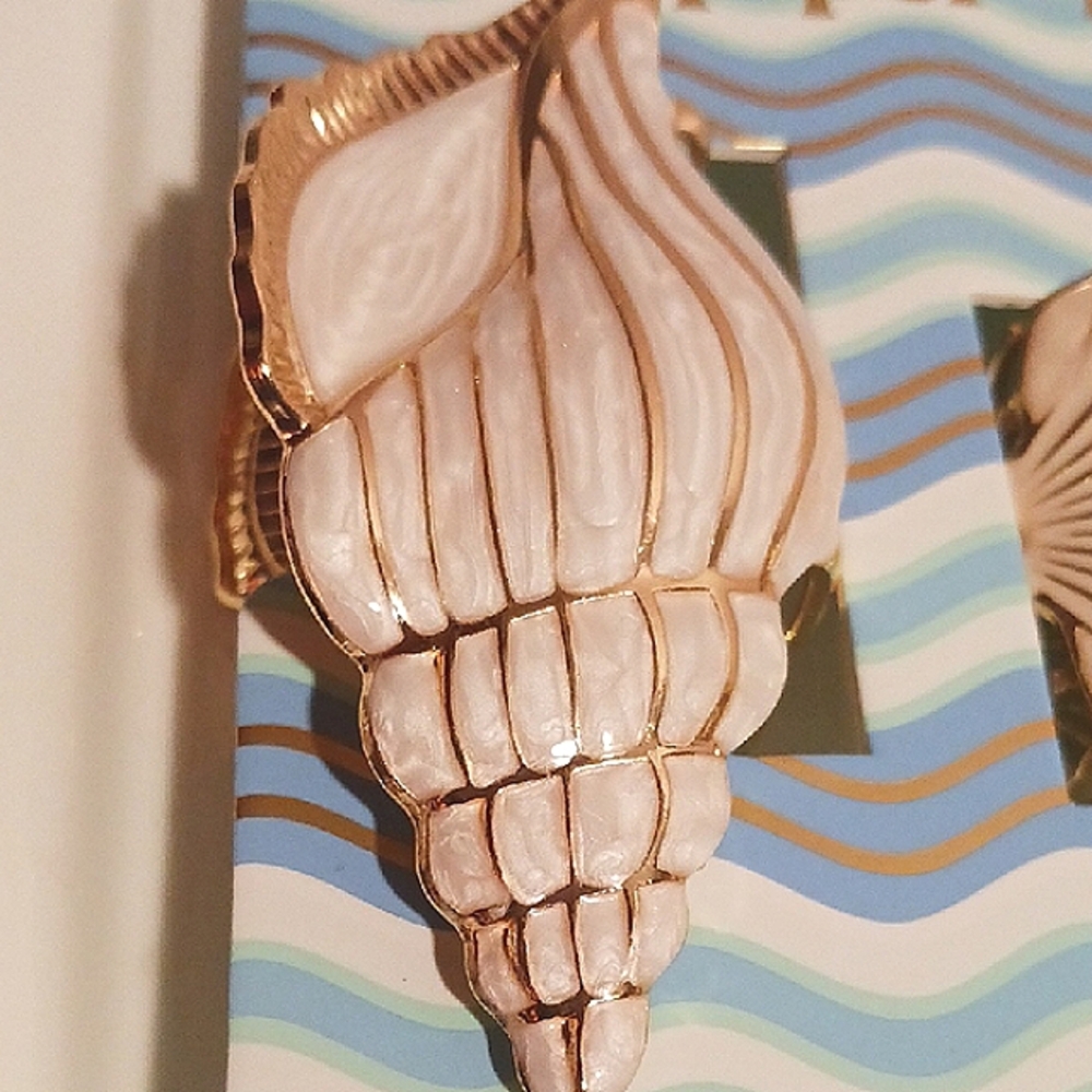 Piper*K 🐚 2 Shell Hair Clips Set in Soft Cream and Gold Accents 🐚 - Picture 7 of 8
